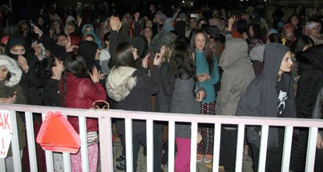300 Öğrencinin Zehirlendiği Kız Yurdunda Eylem Yapıldı, Öğrenciler İstifa istiyor