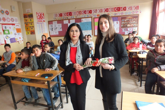 Malazgirt’te Okul Aile Birliği Başkanı Öğretmenlere Çiçek Dağıttı