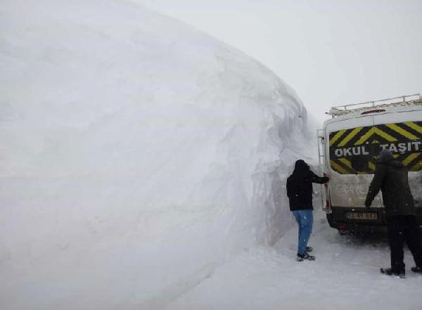 Kar Yağışının Esir Aldığı Karlıova’da Öğrenciler 18 Günlük Tatilin Ardından Dersbaşı Yaptı