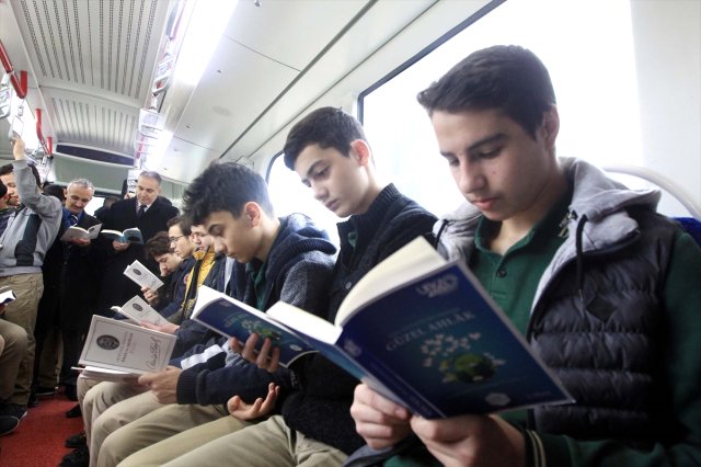 Liseliler Tramvayda Kitap Okudu