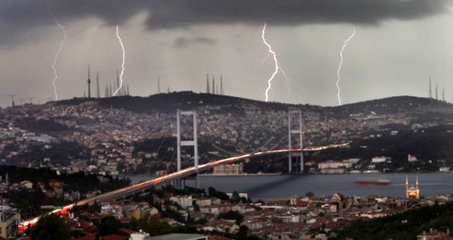 Meteoroloji İstanbulluları sağanak yağış ve yıldırım düşme tehlikesi karşısında uyardı