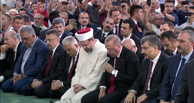 Başkan Erdoğan şehitler için Kur’an-ı Kerim okudu