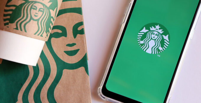 Starbucks, fazla para harcamamız için “karanlık modeller” mi kullanıyor?