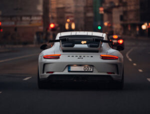 Porsche, elektrikli araç planlarında frene bastı